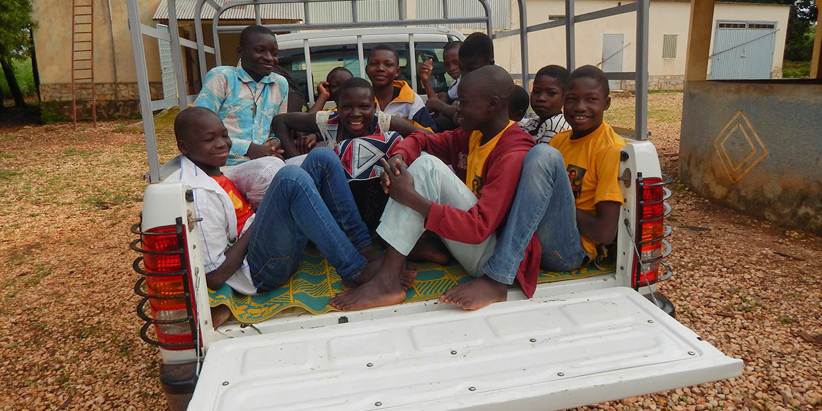 Jungen aus Benin, Dogbo sitzen auf einem Anhänger