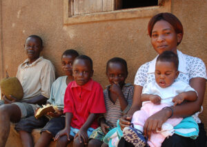 Frau und Mann mit Kindern in Uganda, Mityana