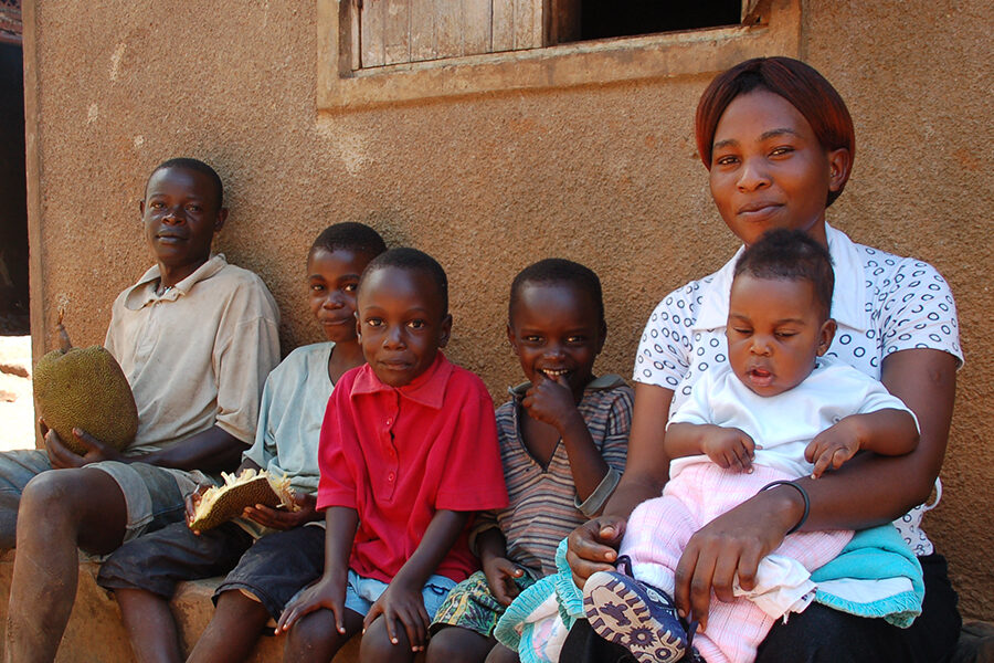 Frau und Mann mit Kindern in Uganda, Mityana
