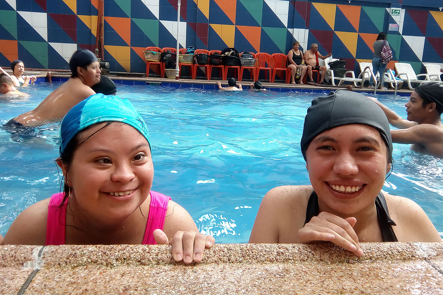 Jugendliche im Schwimmbad bei "Tierra Nueva" in Ecuador, Quito im Zentrum für Jugendliche mit Behinderungen