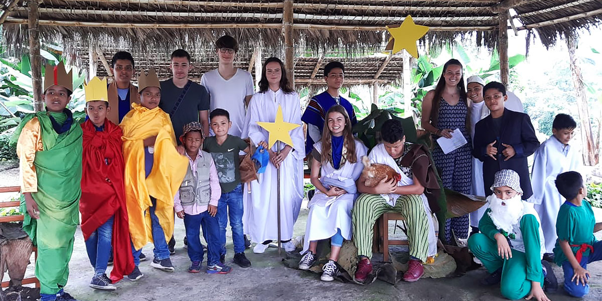 Gruppenbild von Kindern und Jugendlichen in Ecuador, Santa Domingo