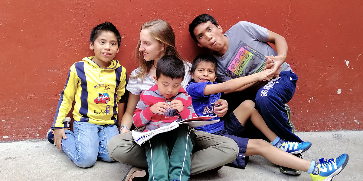 Freiwillige mit Kindern in ihrem FIJ in Mexiko, Puebla