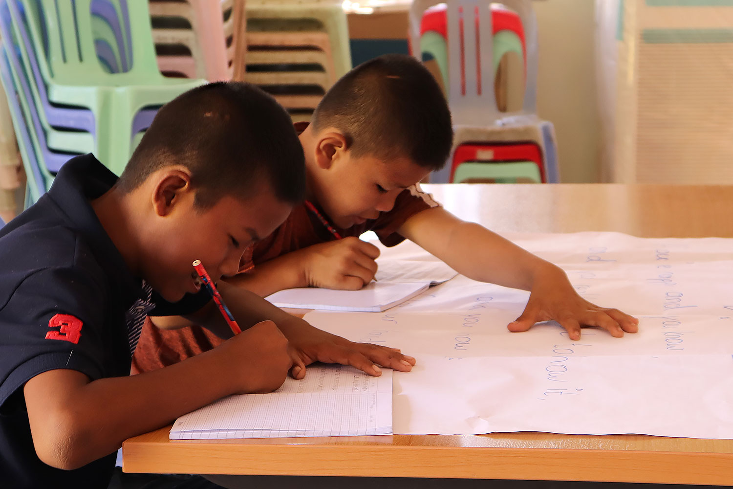 Kinder beim Schreiben in Kambodscha, Battambang