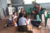Gruppe von Mädchen, die sich unterhalten in Kolumbien, Medellin
