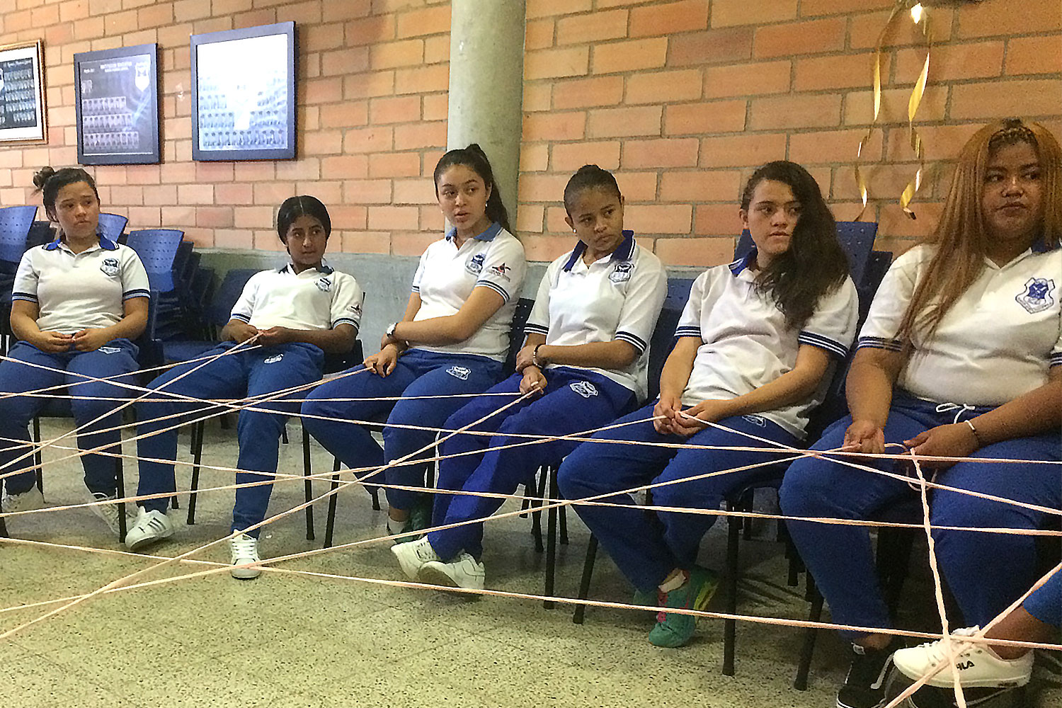 Gruppe von Mädchen im Unterricht in Kolumbien, Medellin