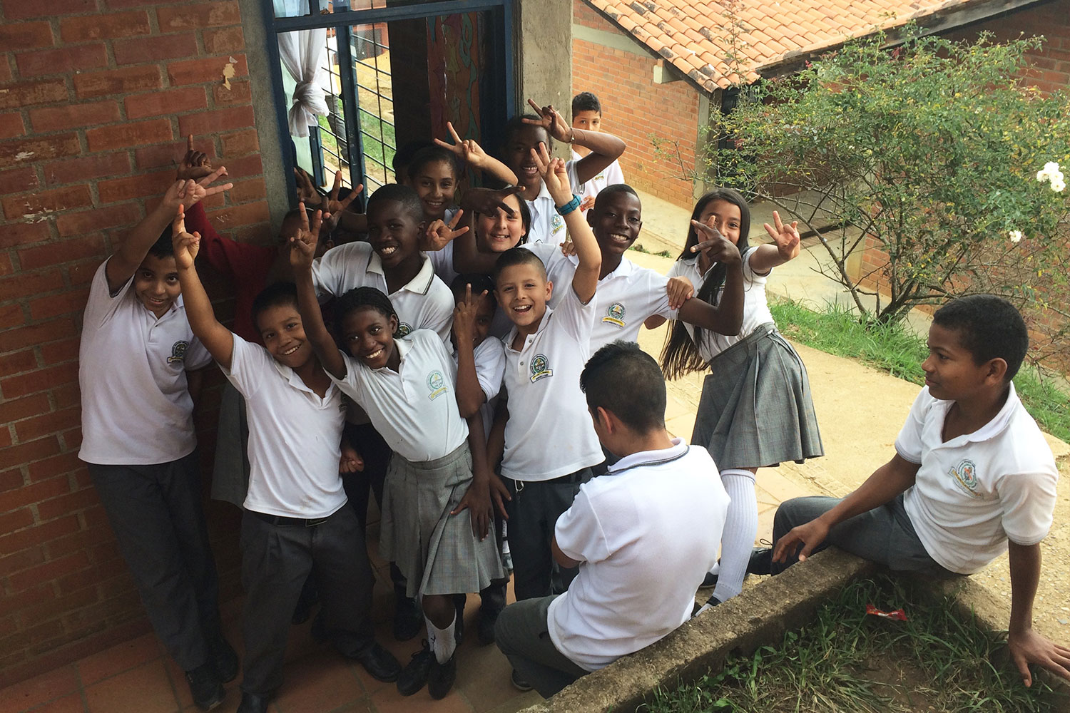 Winkende Kinder in der Stiftung FUNDESIA in Kolumbien, Monterilla