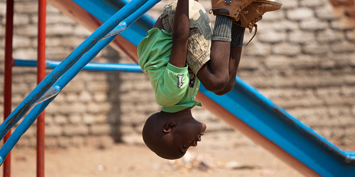 Kind auf dem Spielplatz in Malawi, Benga
