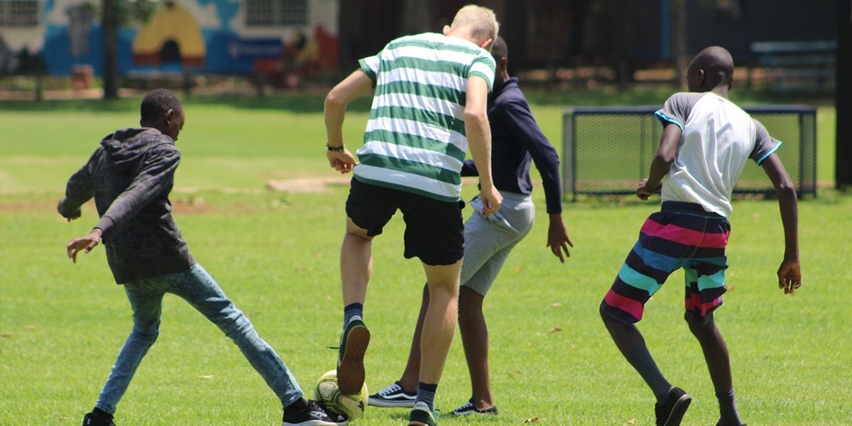 Jungen spielen Fußball in Südafrika, Johannesburg