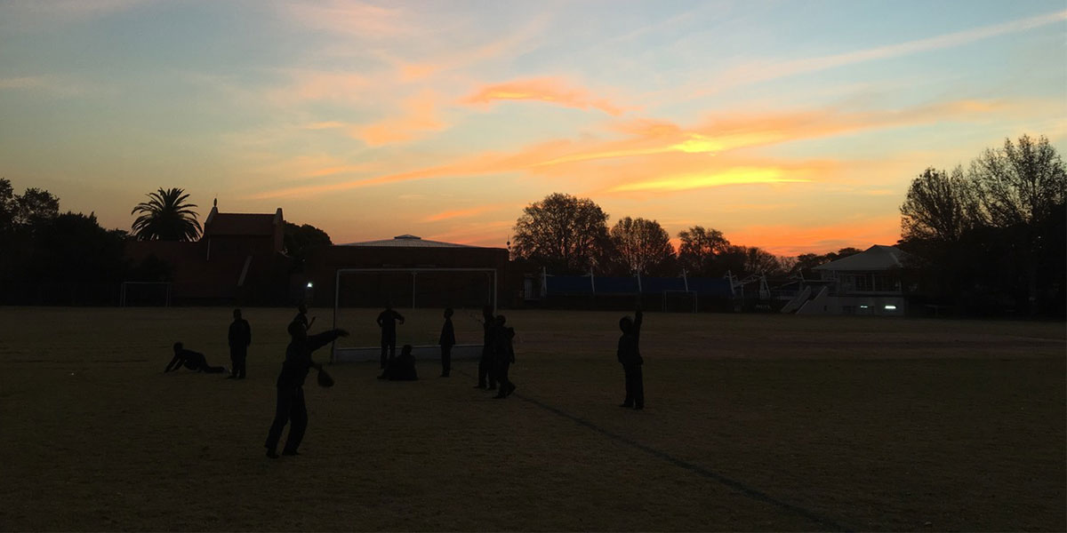 Sonneruntergang über einem Fußballsplatz in Südafrika, Johannesburg