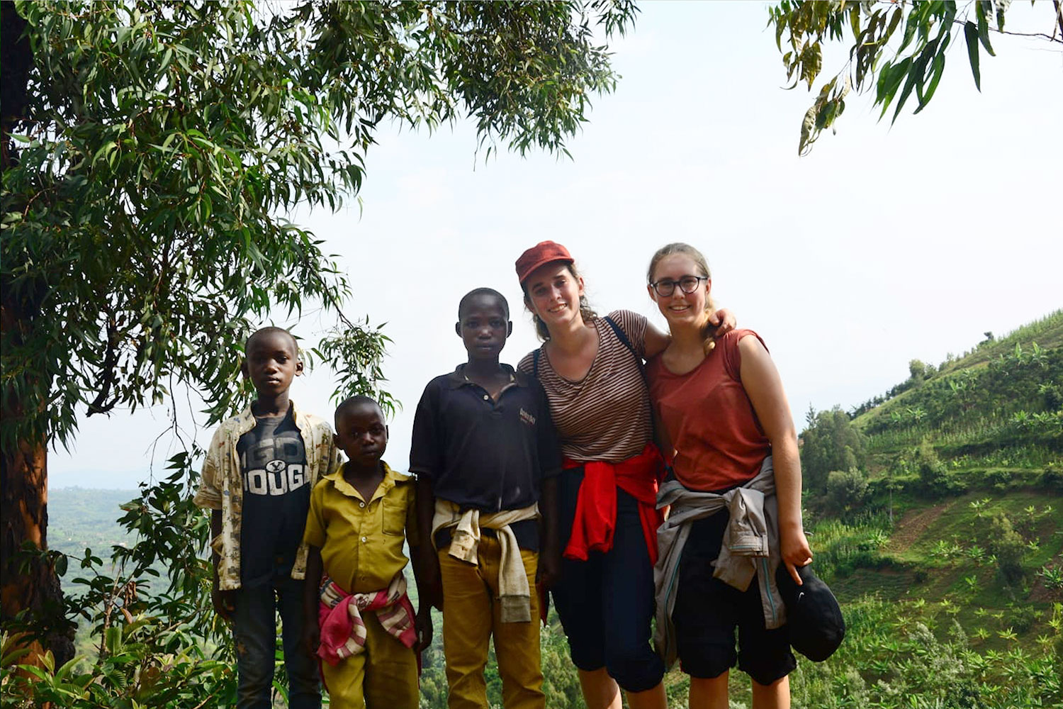 Gruppenfoto mit Freiwilligen in Uganda, Mityana
