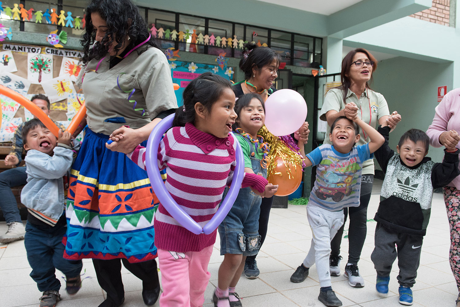 Kinder bei einem Fest in Peru, Lima