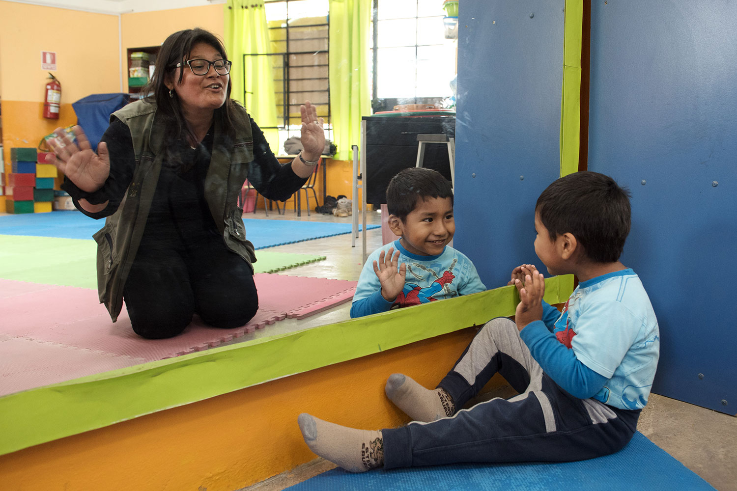 Junge im Zentrum „Yancana Huasy“ für Kinder mit Behinderungen in Peru schaut in einen Spiegel