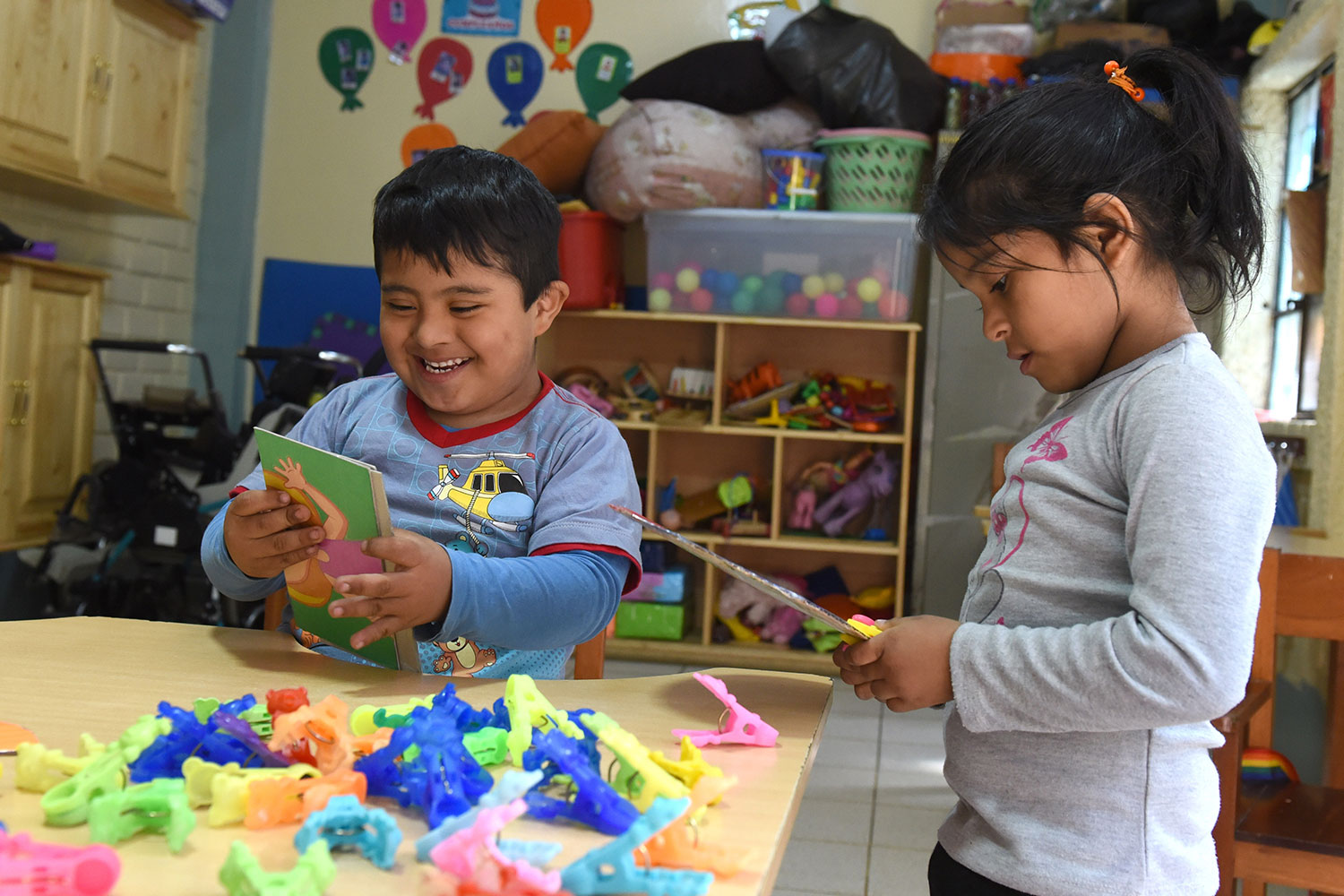 Zwei Kinder spielen im Zentrum „Yancana Huasy“ für Kinder mit Behinderungen in Peru, Lima