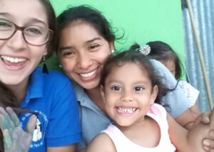 Freiwillige mit anderen Mädchen in Nicaragua, Granada