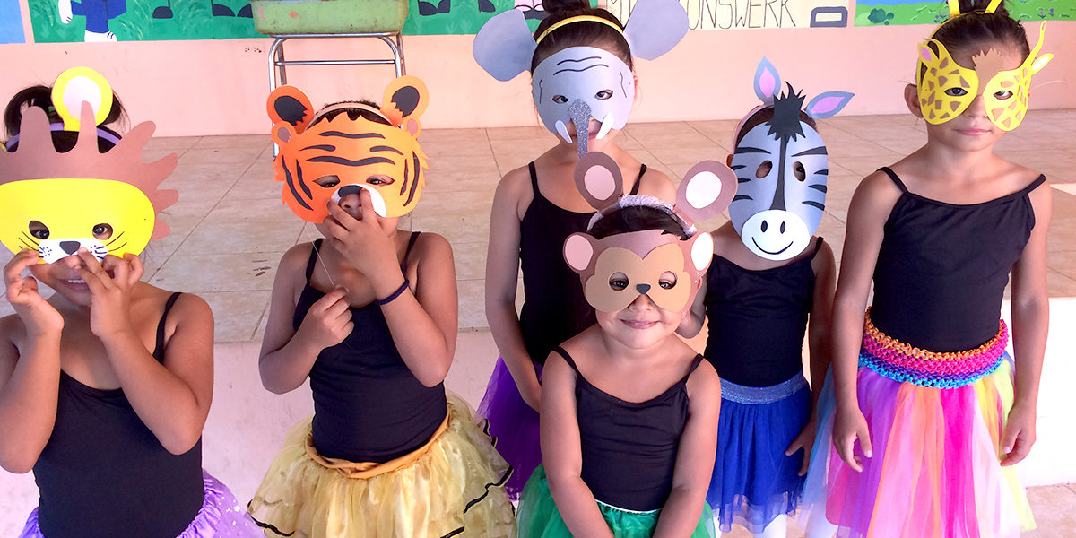 Mädchen mit Tiermasken in Nicaragua, Granada