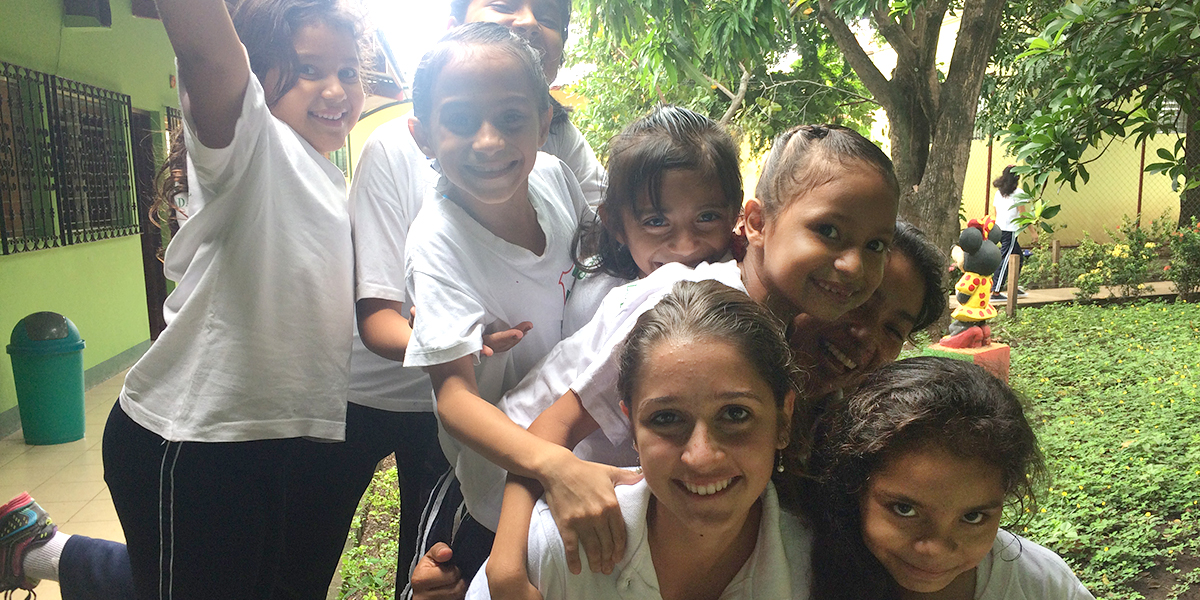Freiwillige mit einer Gruppe von Kindern in Nicaragua, Granada