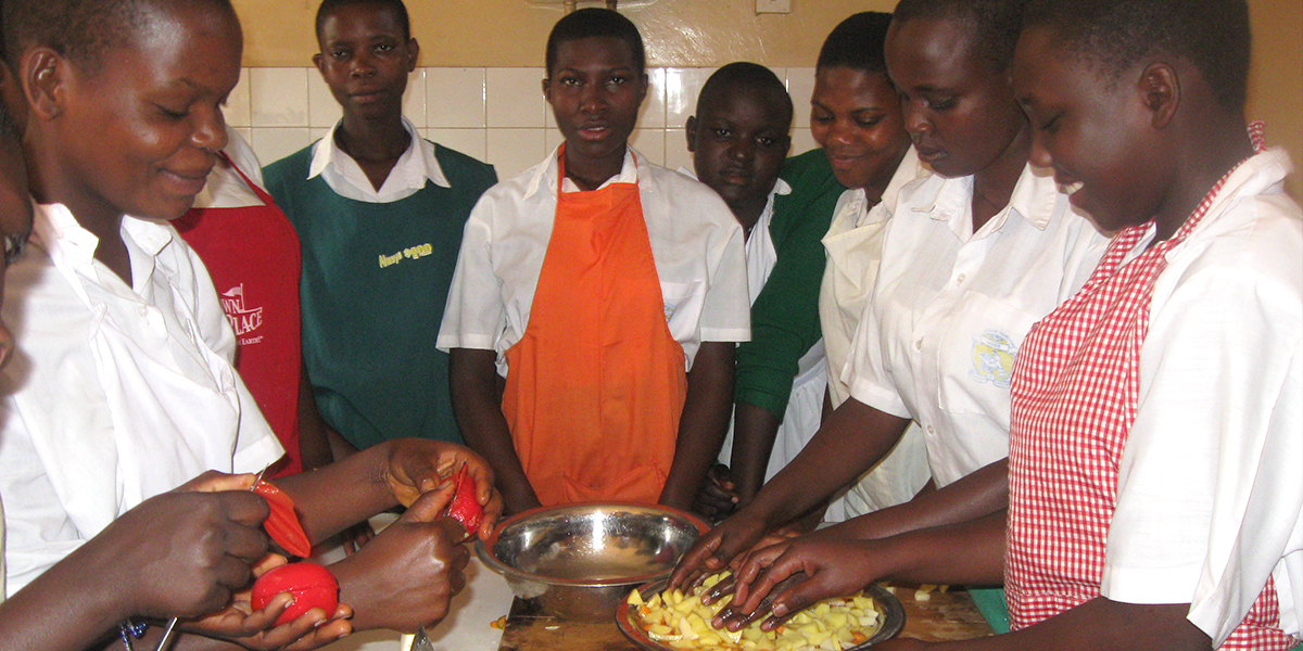 Jugendliche in Uganda, Masaka beim gemeinsamen Kochen