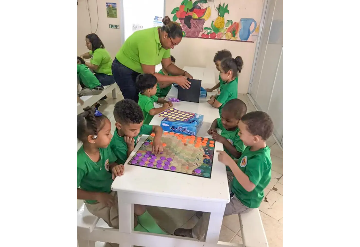 Gruppenarbeit mit Kindern beim FIJ in der Kindertagesstätte ‚La Amistad‘ in der Dominikanischen Republik